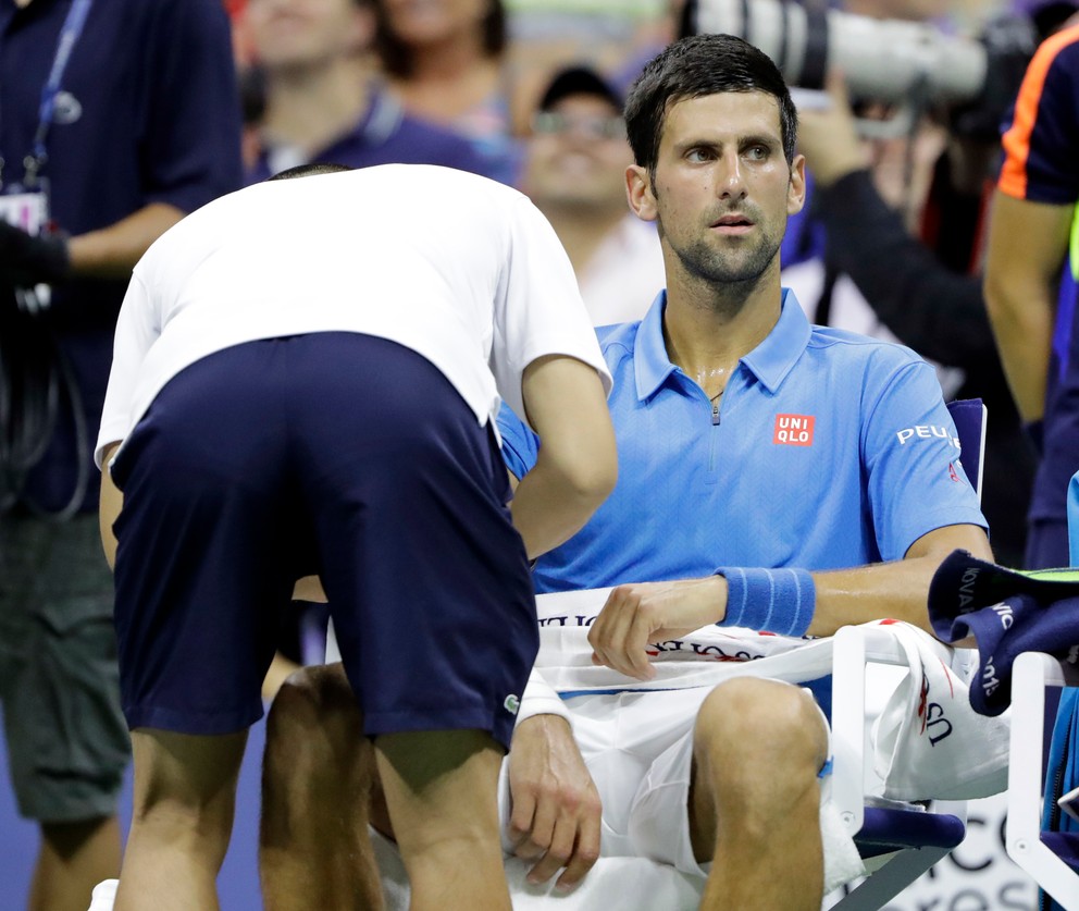 Novaka Djokoviča museli počas zápasu ošetrovať.