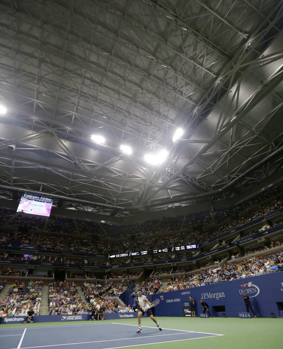 Andreas Seppi odvracia loptičku už pod zatvorenou strechou.