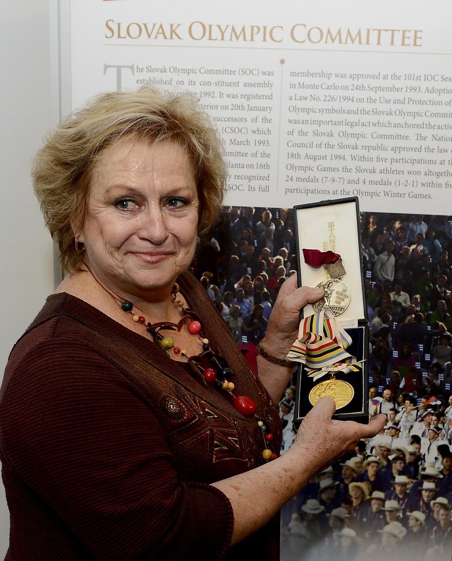 Čáslavská na archívnej snímke v Bratislave so svojimi dvoma medailami z olympijských hier v Tokiu 1964 a Mexiku 1968, ktoré odovzdala do zbierky SZTK - Múzea telesnej kultúry v SR. Oba cenné kovy uložili do vopred pripravenej sklenenej vitríny, kde si ich bude môcť prezrieť aj široká verejnosť.