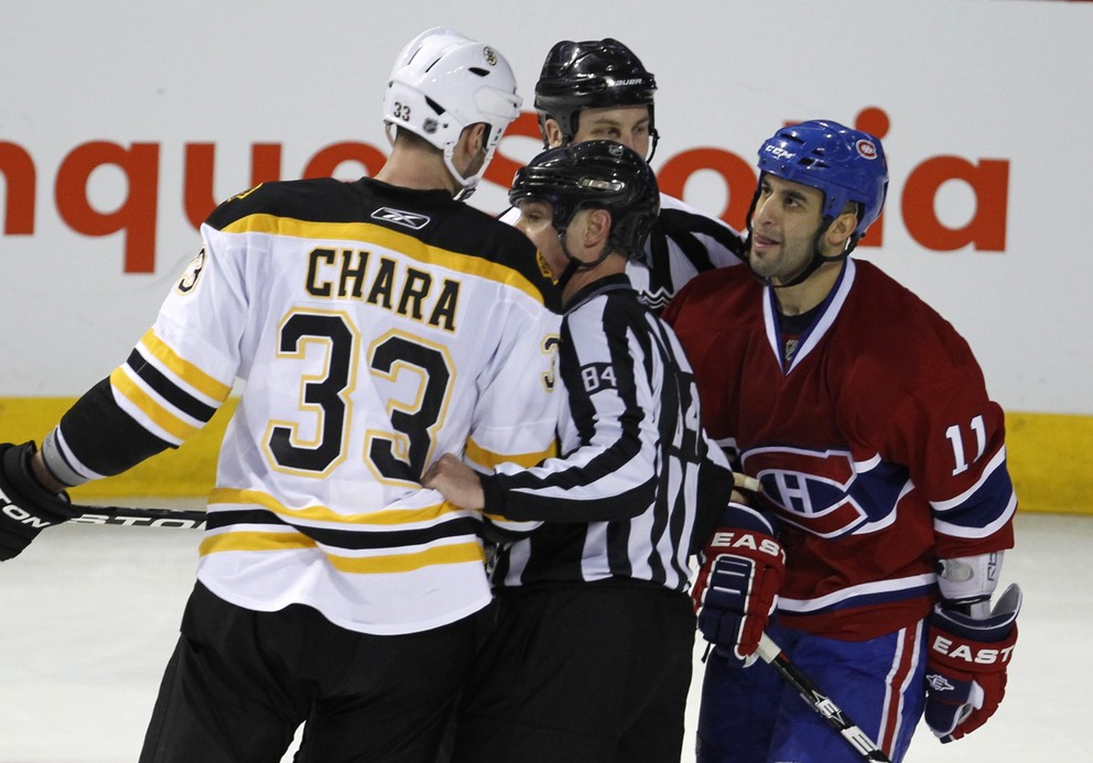 Scott Gomez (vpravo) sa na ľade stretol aj so Zdenom Chárom. V jednom zo zápasov ich museli od seba rozhodcovia oddeľovať.