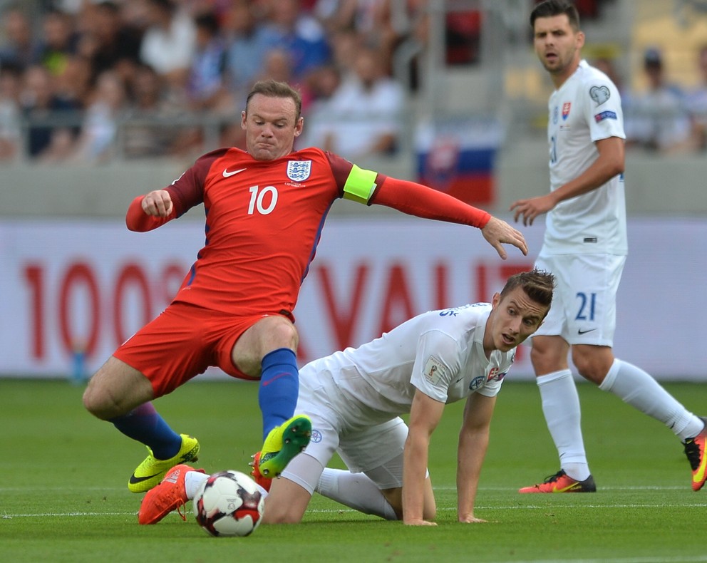Wayne Rooney (vľavo) v súboji s Petrom Pekaríkom v zápase kvalifikácie MS Slovensko - Anglicko 0:1.