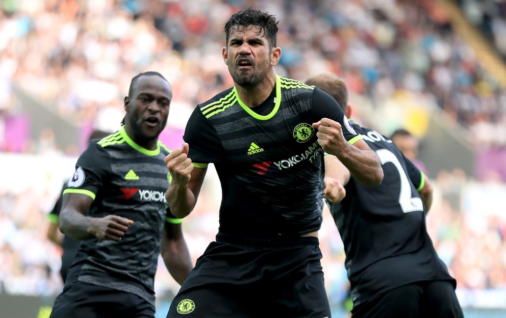 Diego Costa (v popredí) strelil proti Swansea dva góly. Na výhru však nestačili.