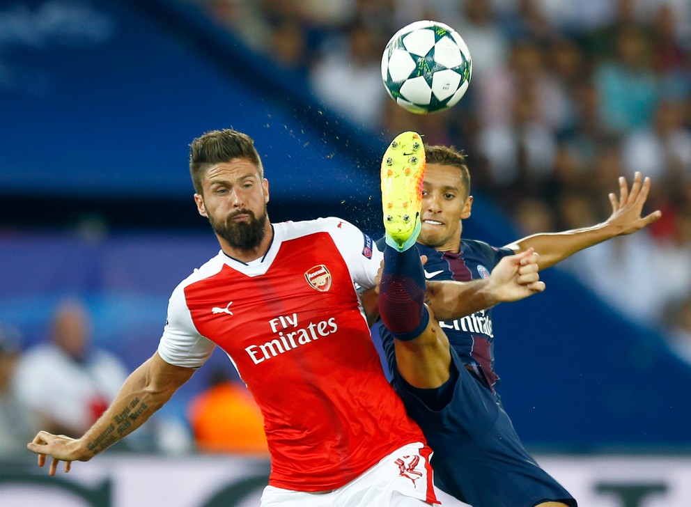 Olivier Giroud (vľavo) v súboji s Marquinhosom. 