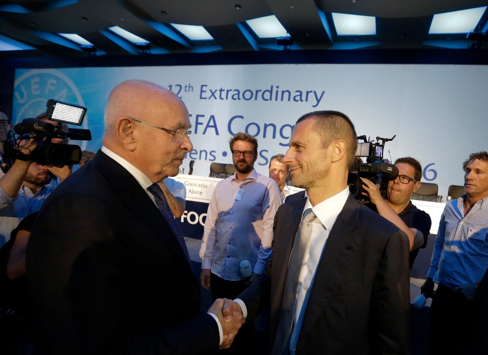 Zdolaný van Praag (vľavo) blahoželá novému prezidentovi UEFA k jeho zvoleniu.