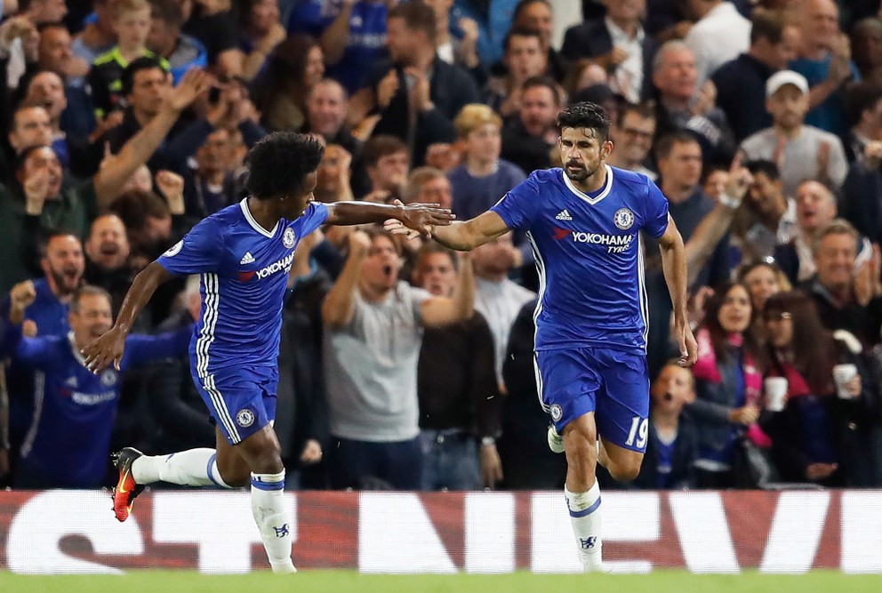 Diego Costa (vľavo) svojim gólom iba znížil prehru Chelsea.