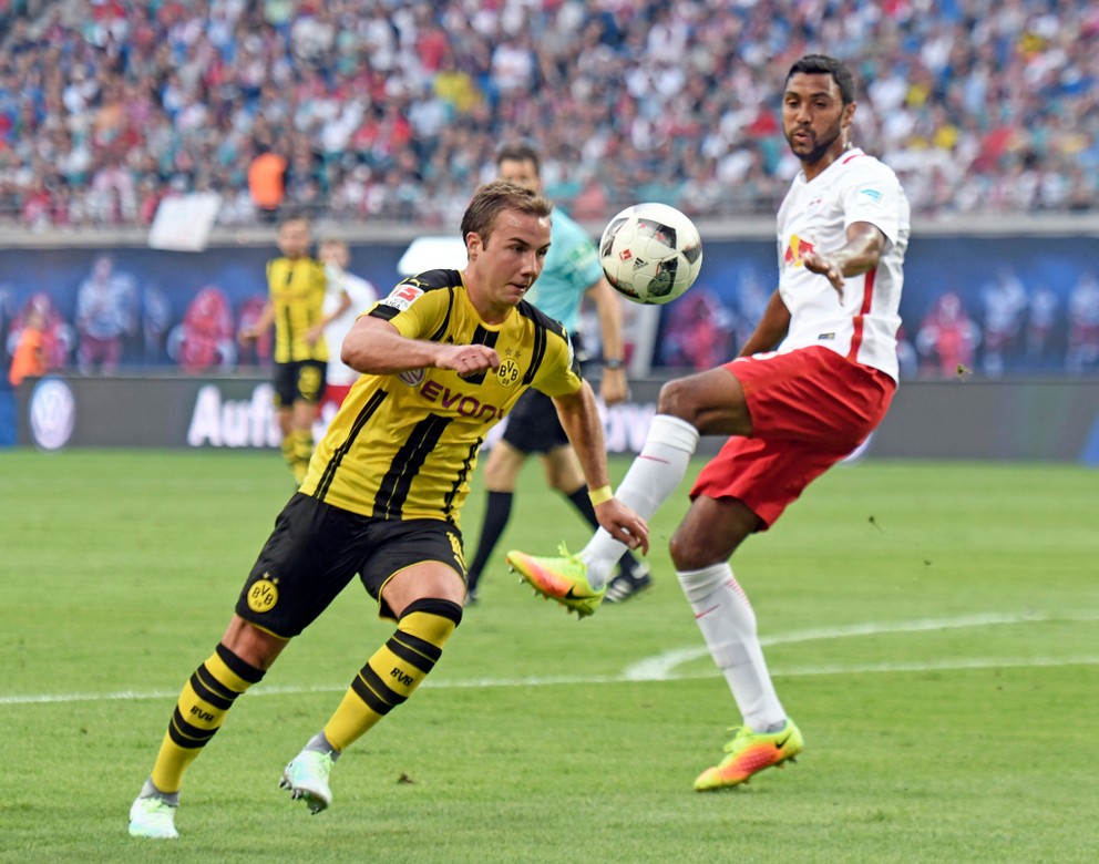 Mario Götze (vľavo) si opäť oblieka dres Borussie Dortmund. Na snímke sa pokúša preniknúť s loptou v ligovom zápase proti Leipzigu.
