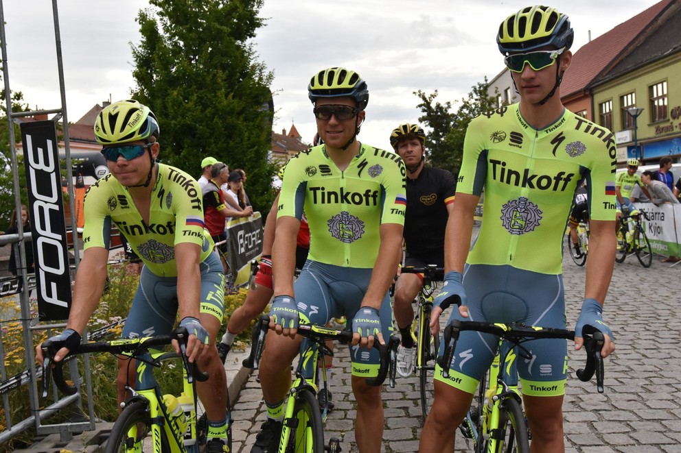 Jazdci tímu Tinkoff - zľava Juraj Sagan, Michael Kolář a Erik Baška.