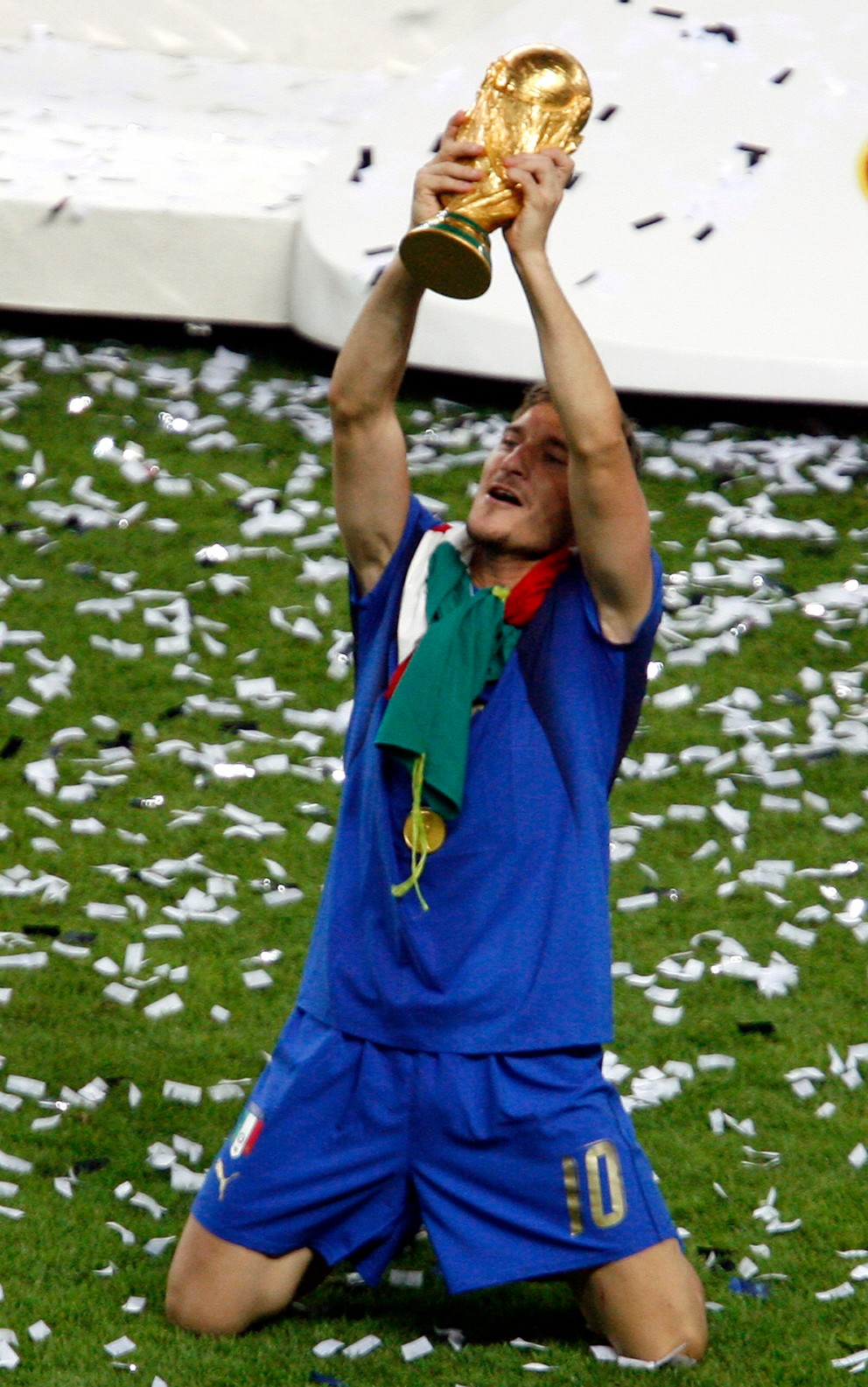 Francesco Totti dvíha nad hlavu pohár za víťazstvo vo finále majstrovstiev sveta 2006.