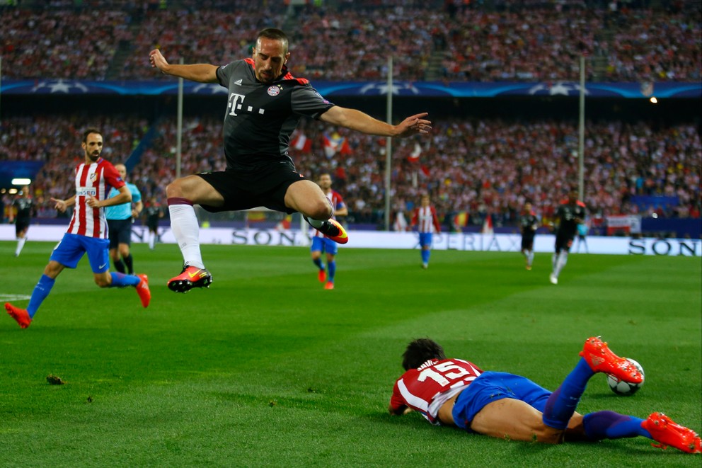 Zápas medzi Atléticom a Bayernom bol plný emócií a tvrdých súbojov.