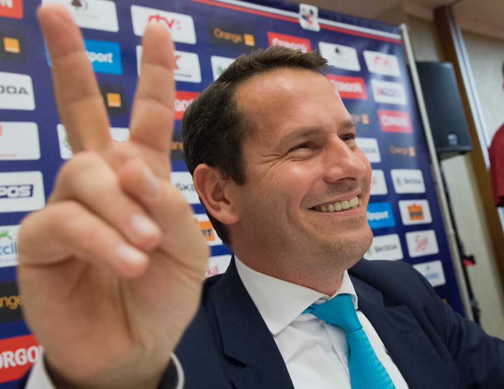 Martin Kohút gestikuluje po zvolení za prezidenta SZĽH.