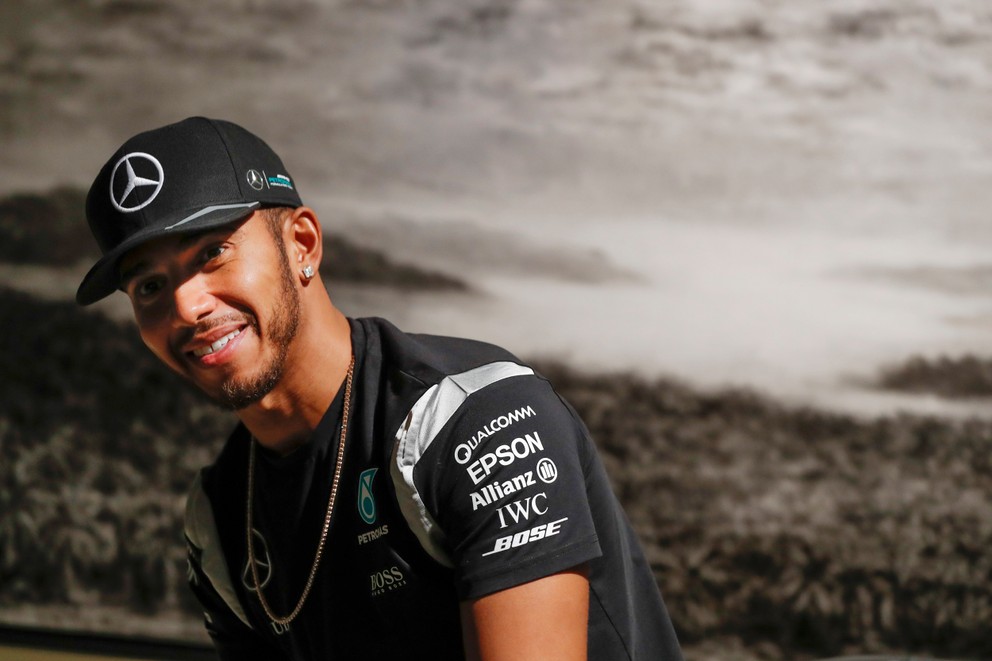 Lewis Hamilton má pred pretekmi v Malajzii dobrú náladu.