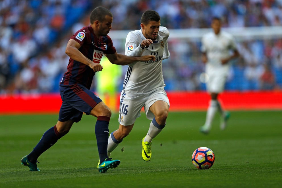 Mateo Kovačič (vpravo) z Realu Madrid sa pokúša s loptou preniknúť cez Pedra Leóna.