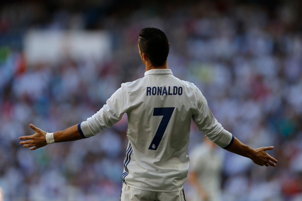 Cristiano Ronaldo rozhadzuje rukami počas zápasu Realu Madrid proti Eibaru.