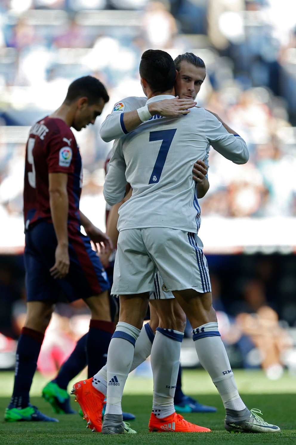 Gareth Bale sa po svojom góle objíma s Cristianom Ronaldom.