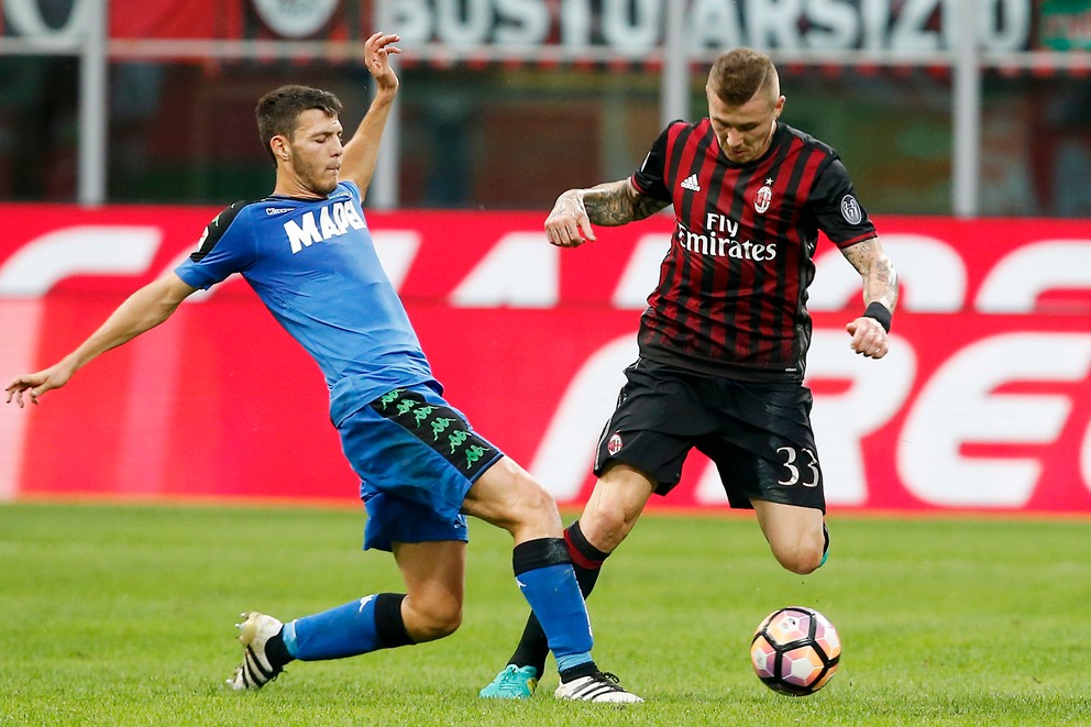 Juraj Kucka (vpravo) bojuje o loptu s hráčom Sassuola Lucom Mazzitellim.