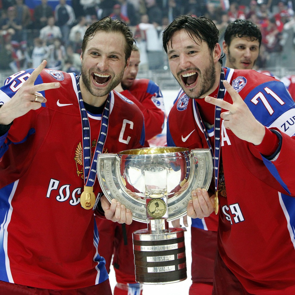 Patrí medzi žijúce legendy ruského hokeja. Iľja Kovaľčuk (vpravo) získal z majstrovstiev sveta dve zlaté, dve strieborné a dve bronzové medaily.