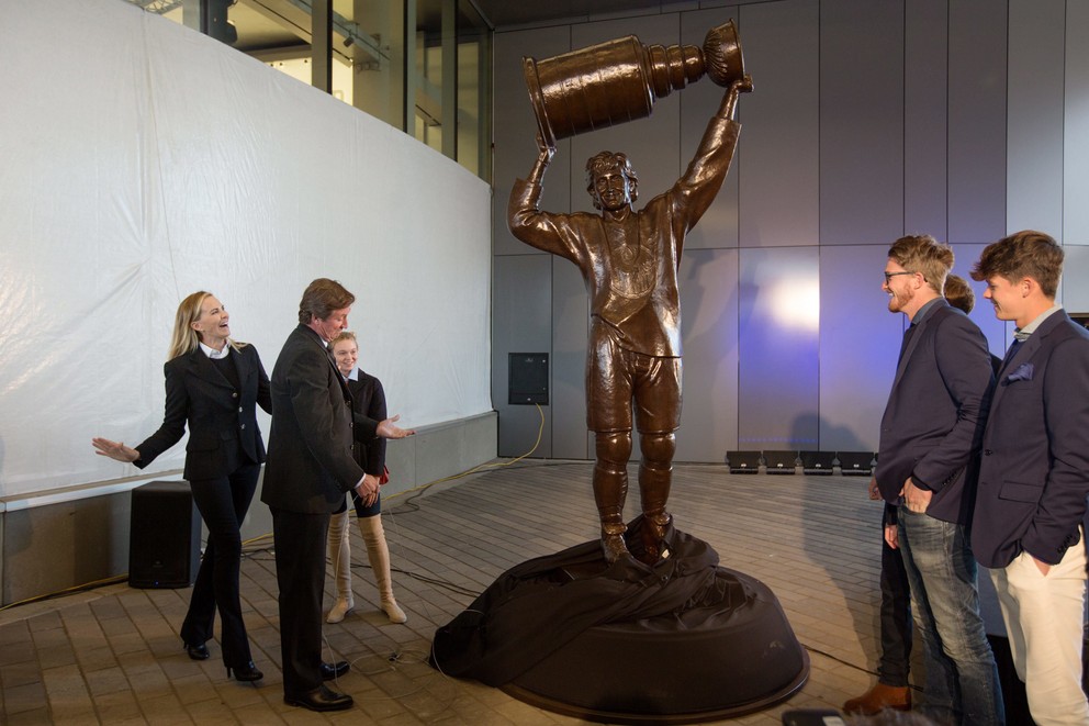 Gretzky pri svojej soche.
