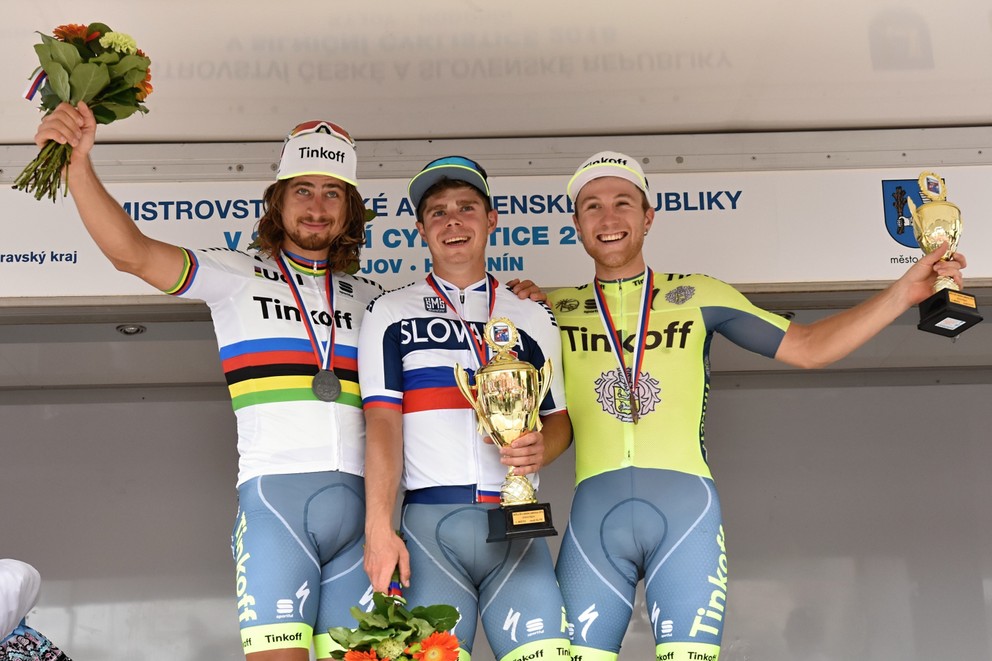 Michael Kolář (vpravo) s bratmi Saganovcami na stupni víťazov po majstrovstvách Slovenska. 