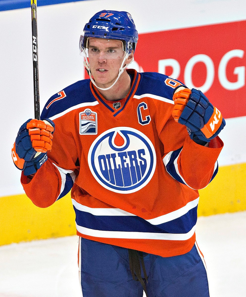 V oboch zápasoch potiahol Oilers za víťazstvom McDavid, ktorý sa vo veku 19 rokov a 266 dní stal najmladším kapitánom tímu NHL v histórii. 