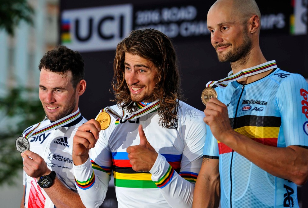 Peter Sagan (v strede) pózuje so zlatou medailou. Vľavo strieborný Brit Mark Cavendish a vpravo bronzový Belgičan Tom Boonen.