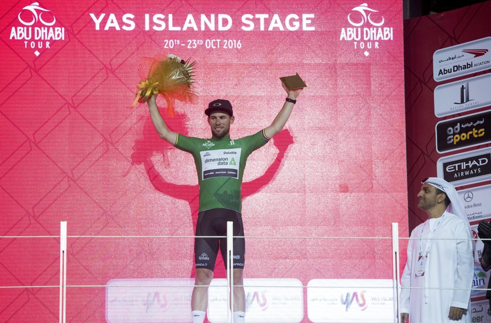 Mark Cavendish sa teší z víťazstva v štvrtej etape pretekov Okolo Abú Zabí.