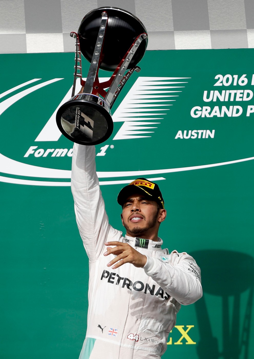 Lewis Hamilton dvíha nad hlavu trofej za víťazstvo na okruhu v Austine.