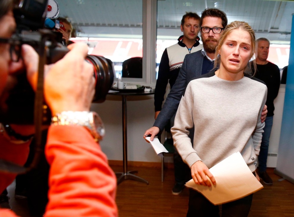 Therese Johaugová prichádza na tlačovú konferenciu, na ktorej oznámila, že mala pozitívny dopingový test.