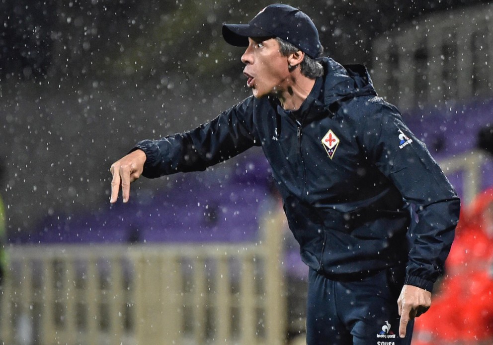 Tréner Fiorentiny Paulo Sousa rozdáva pokyny svojim zverencom v hustom daždi.