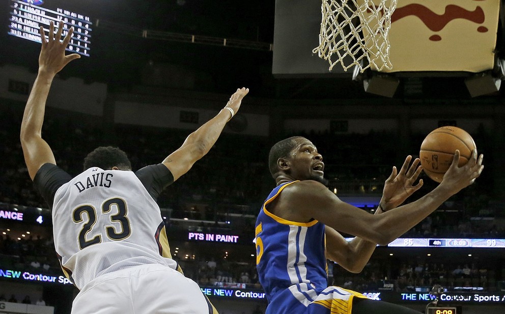 Na kôš zakončuje predsezónna posila Golden State Kevin Durant (vpravo).