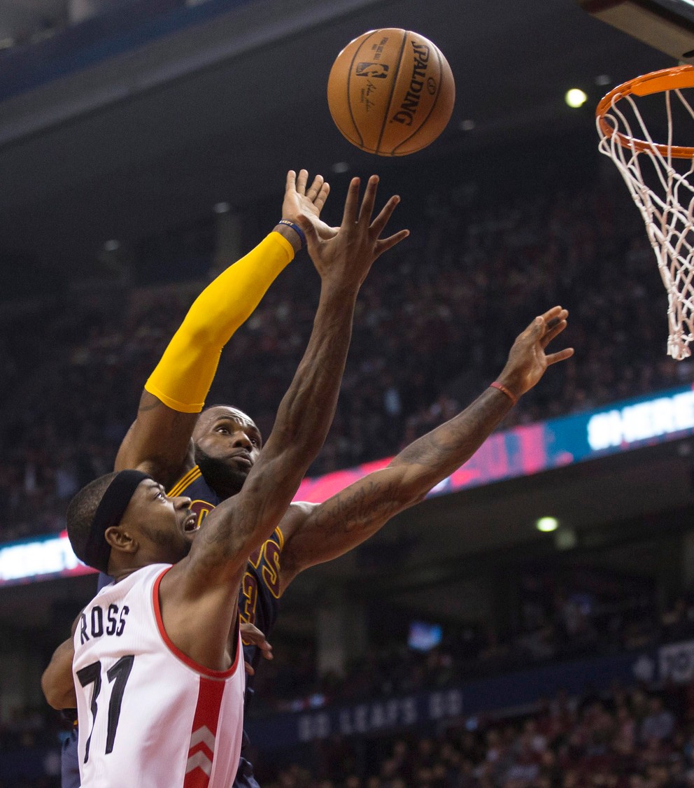 O loptu vo vzduchu bojujú Terrence Ross (vľavo) z Toronta a LeBron James.
