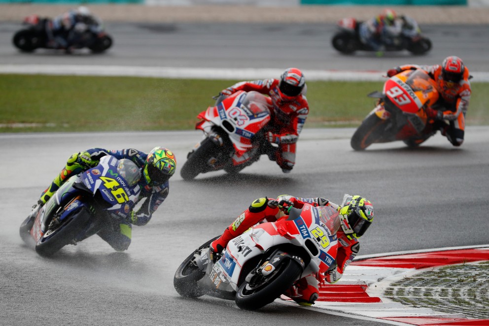 Jazdci MotoGP absolvovali preteky v neľahkých podmienkach.