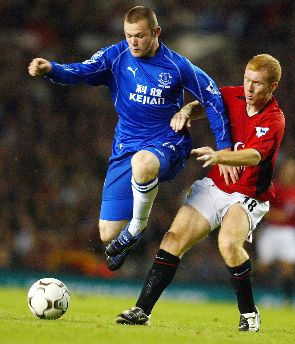 Wayne Rooney (v modrom) ešte ako hráč Evertonu v zápase proti Manchestru United.