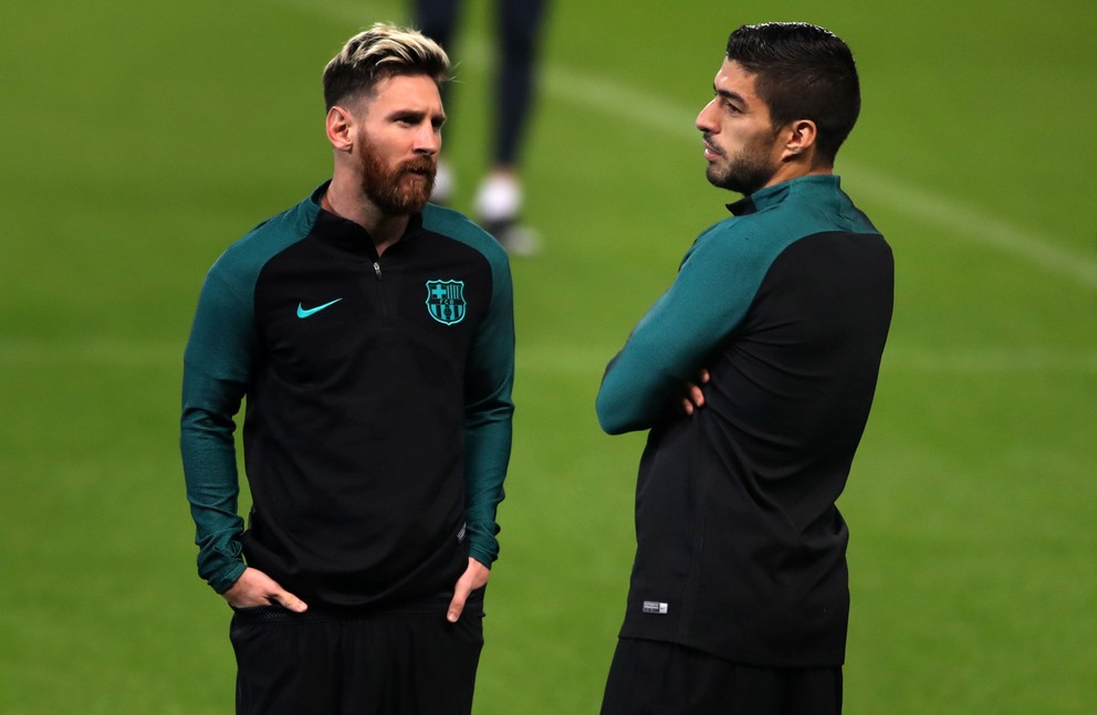 Barca doma okorenila Guardiolov návrat do Katalánska vysokou výhrou. Bude sa to opakovať aj v Anglicku?