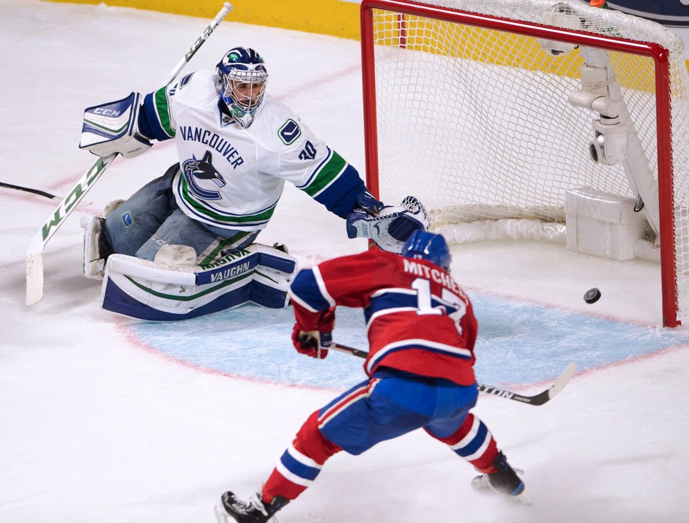 Torrey Mitchell strieľa jeden z gólov Montrealu Canadiens do siete Vancouveru Canucks.