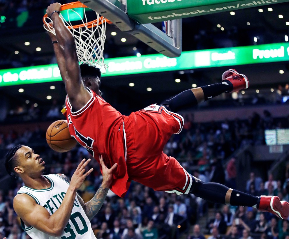 Hráč Chicaga Jimmy Butler zakončuje smečom.
