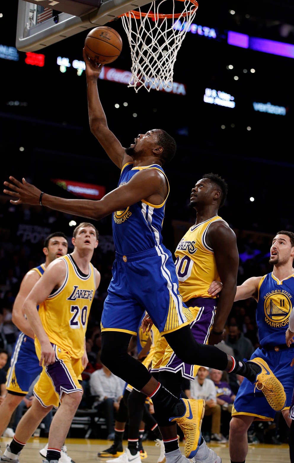 Kevin Durant zakončuje na kôš v zápase proti Los Angeles Lakers.