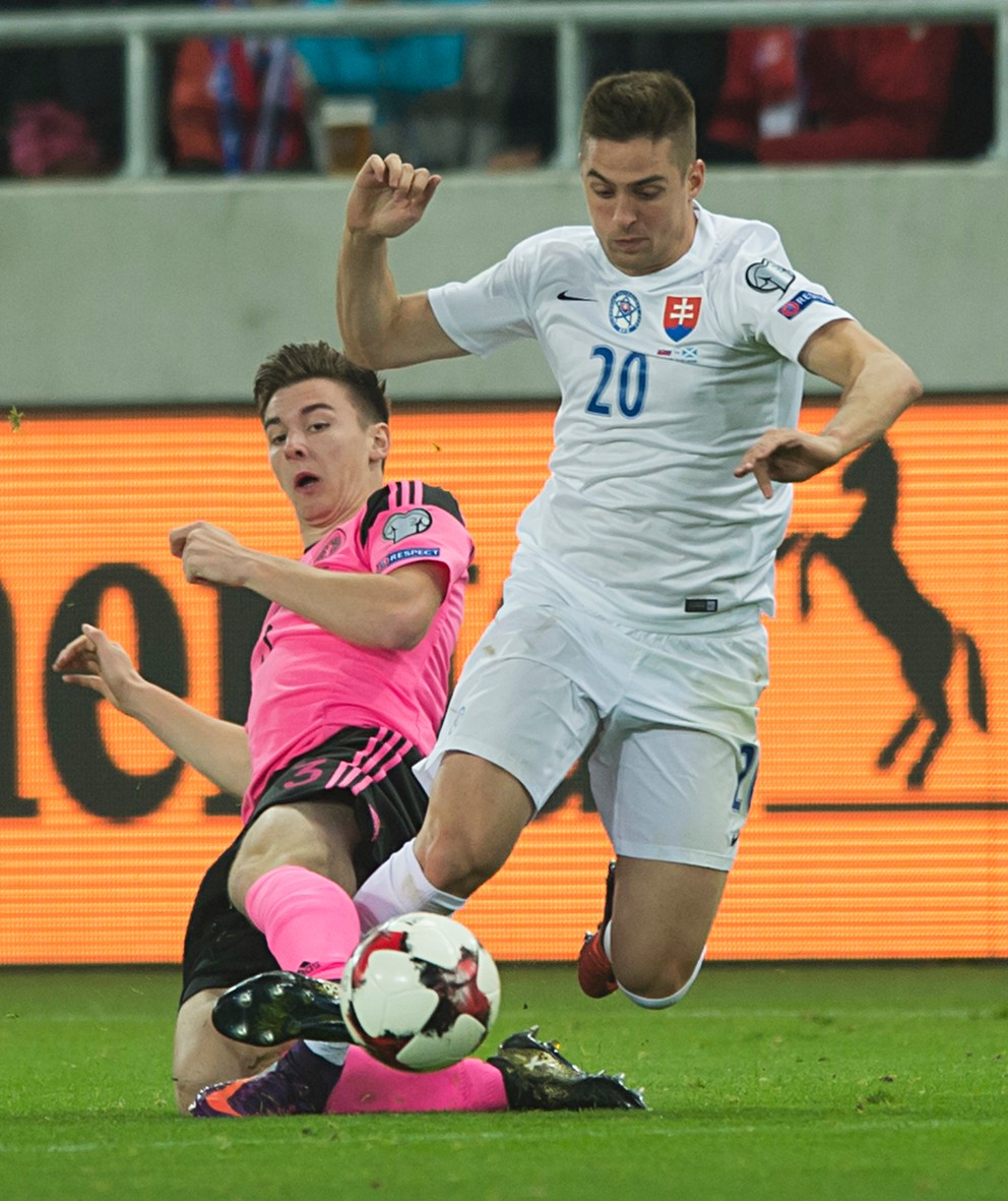 Róbert Mak (vpravo) má výbornú formu - v klube aj v reprezentácii. Na snímke v kvalifikačnom zápase proti Škótsku bojuje o loptu s Kieranom Terneym.