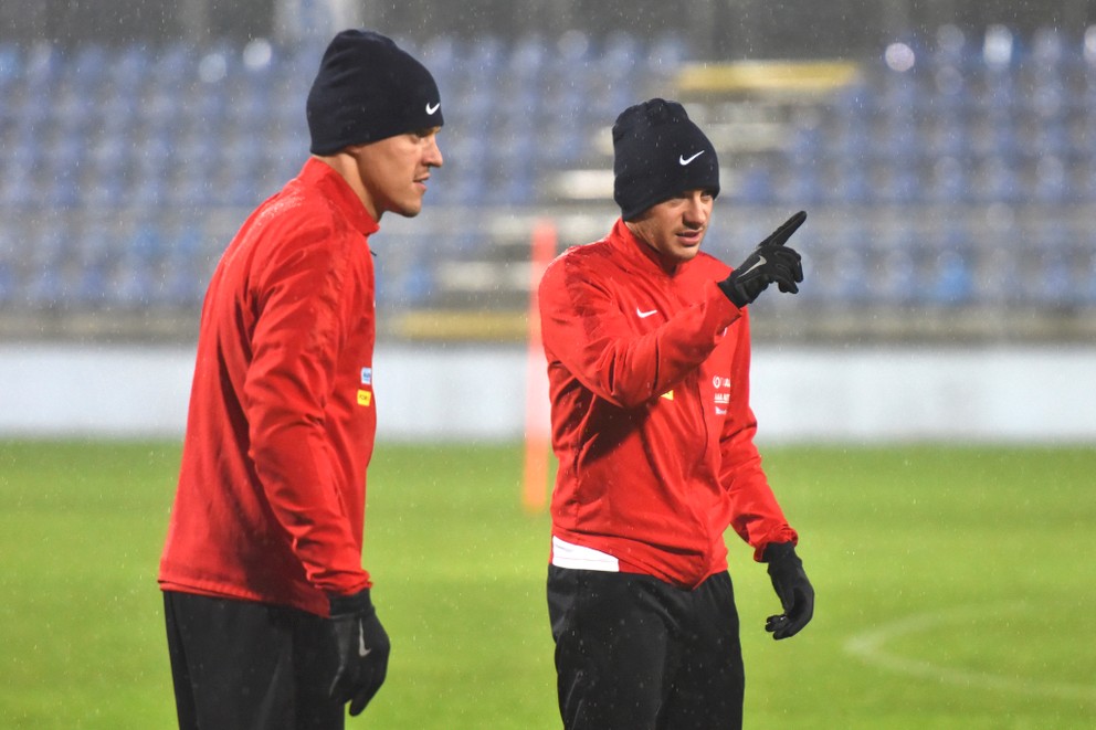 Martin Škrtel (vľavo) s Vladimírom Weissom patrili medzi najlepších hráčov zápasu. Obaja sa však po zápase novinárom vyhli.