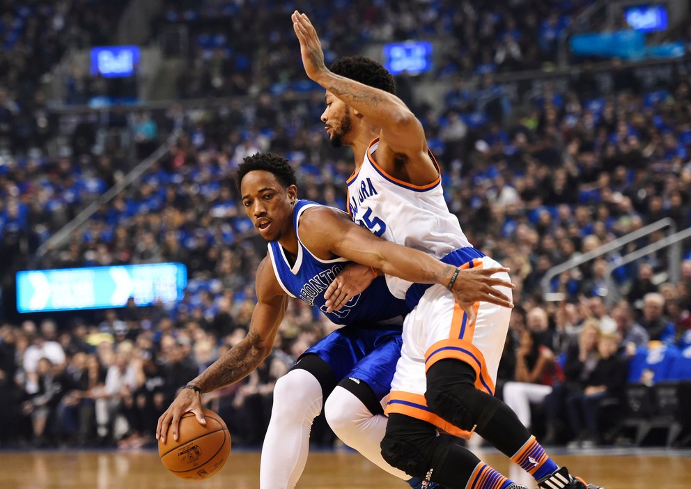 DeMar DeRozan (vľavo) dosiahol 33 bodov.