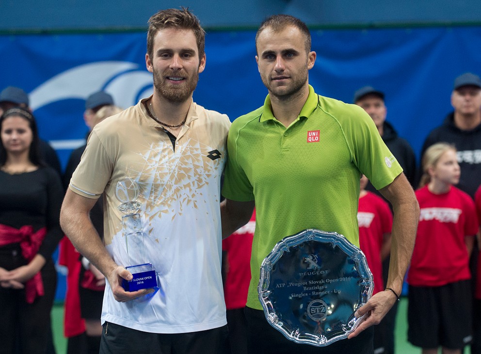 Na snímke vľavo víťaz Peugeot Slovak Open slovenský tenista Norbert Gombos a vpravo rumunský tenista Marius Copil.