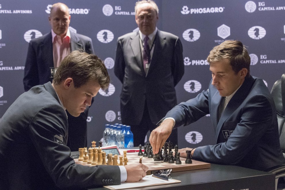 Sergej Karjakin (vpravo) je zatiaľ pre majstra sveta vyrovnaným súperom.