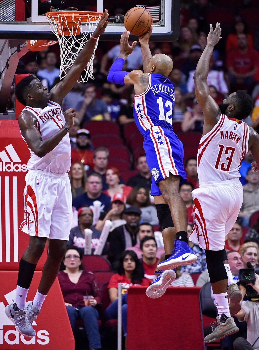Pomedzi dvoch hráčov Houstonu sa presadzuje Gerald Henderson z Philadelphie.