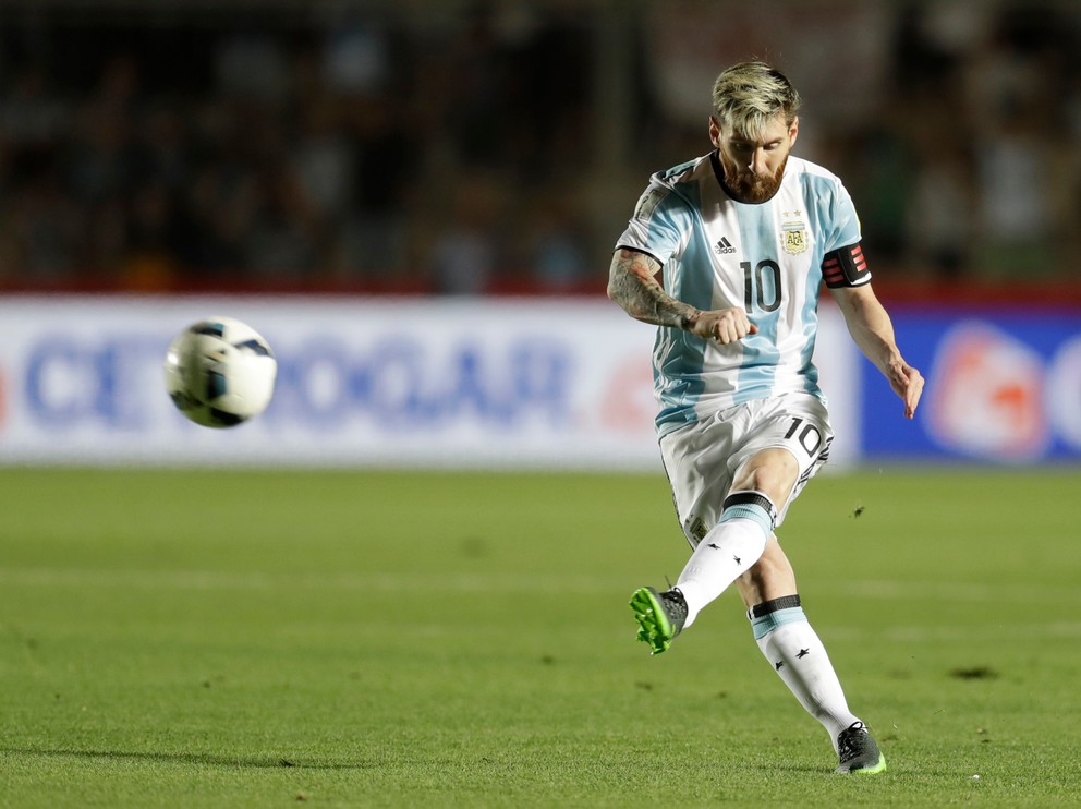 Lionel Messi strieľa na bránu v zápase proti Kolumbii.