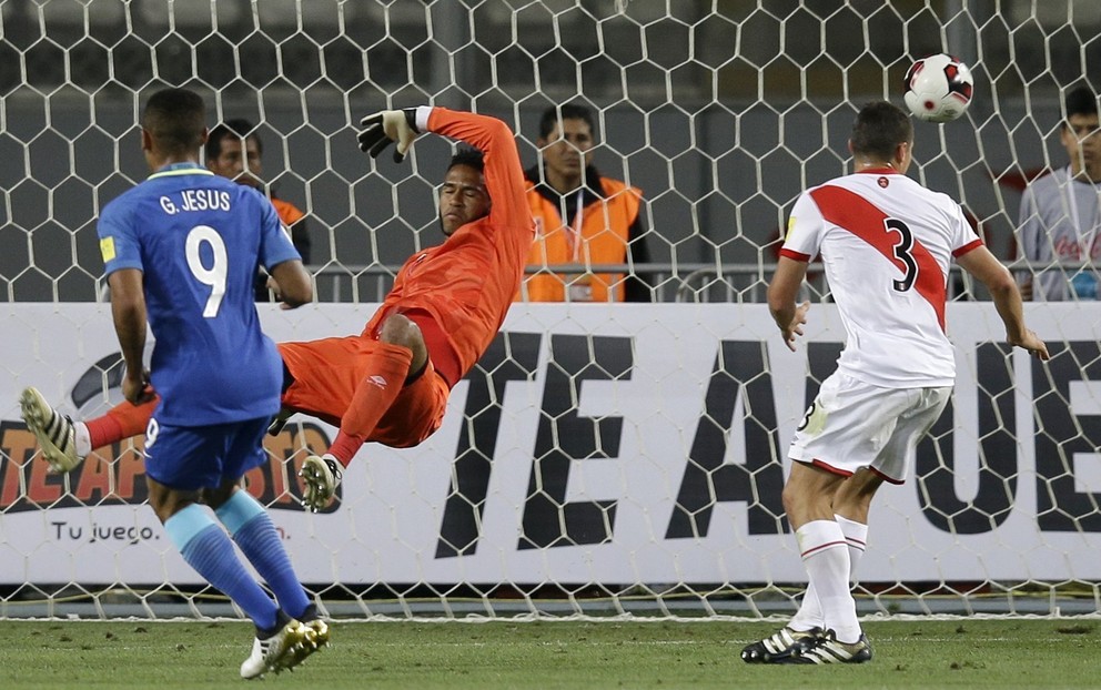 Brazílčan Gabriel Jesus (vľavo) strieľa gól do siete Peru.
