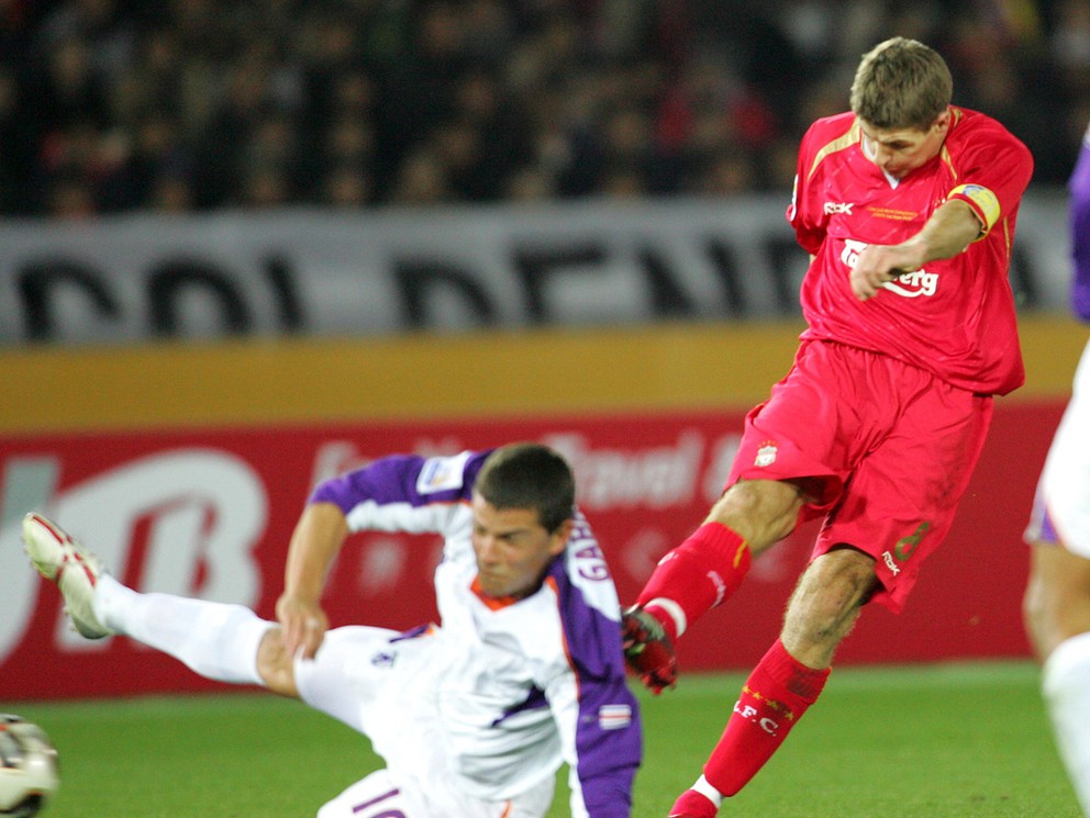 Kapitán anglického FC Liverpool Steven Gerrard (vpravo) strieľa gól do siete kostarického Deportiva Saprissa v semifinálovom zápase futbalových majstrovstiev sveta klubov 15. decembra 2005 v Jokohame, v ktorom anglický favorit zvíťazil jednoznačne 3:0. Vľavo sa ho pokúša zastaviť Gabriel Badilla.