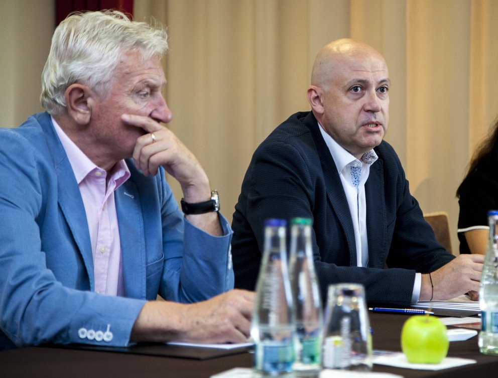 Biznismen Anton Siekel (vpravo)  má vo voľbách SOV podporu súčasného prezidenta Františka Chmelára (vľavo).