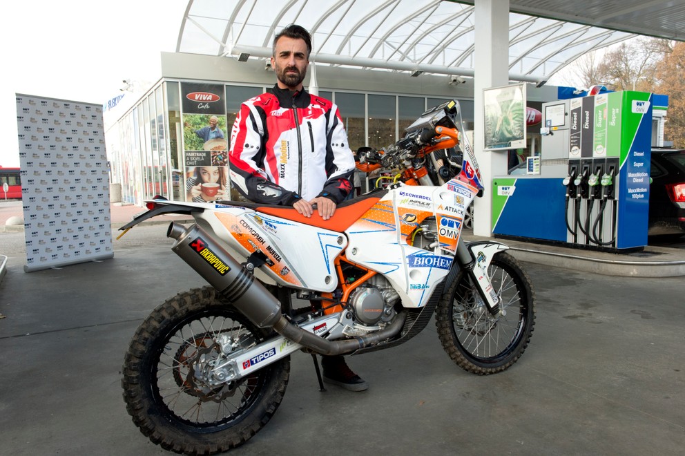 Ivan Jakeš pózuje s motorkou, na ktorej absolvuje Rely Dakar.