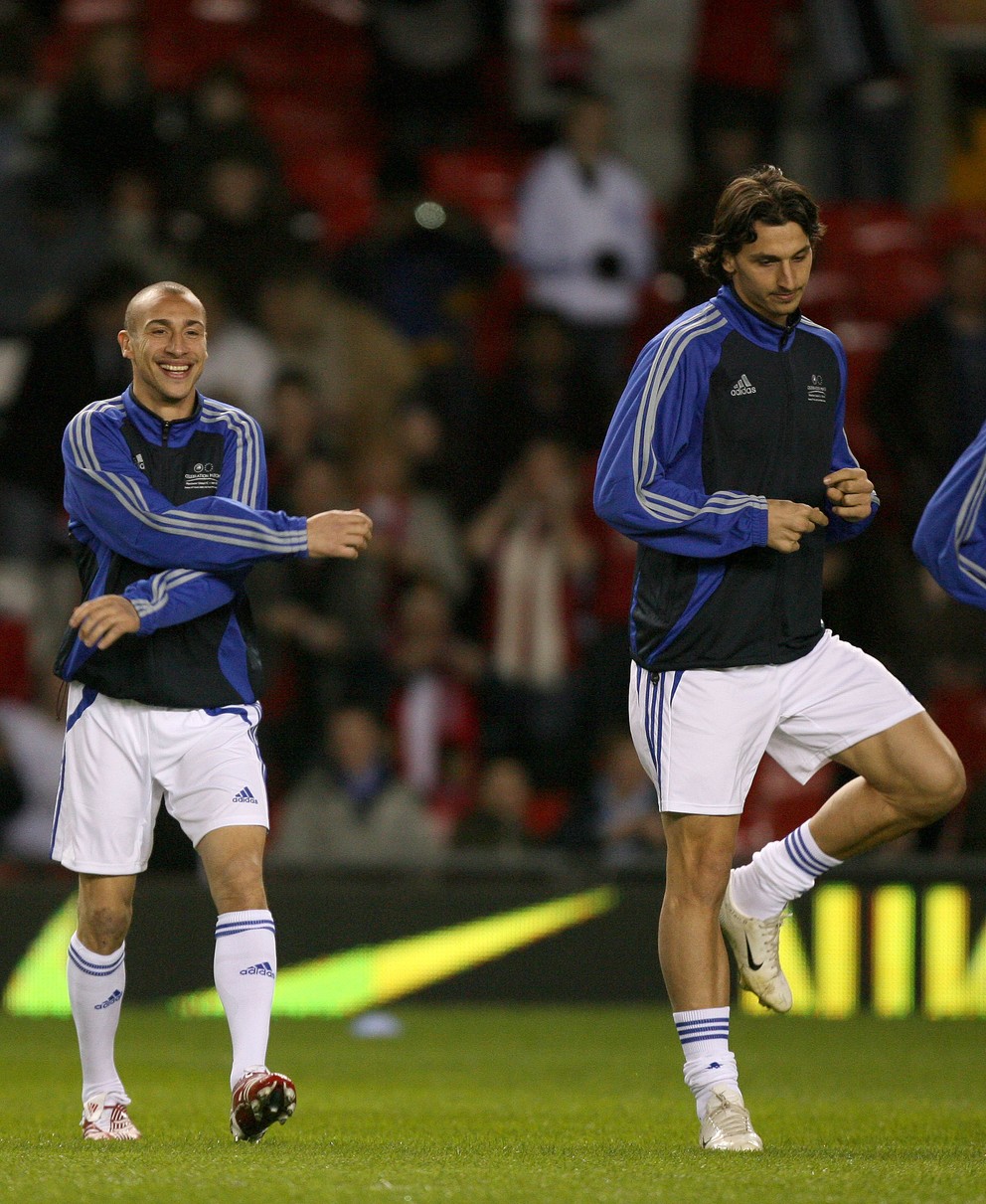 Fotografia z roku 2007. Henrik Larsson (vľavo), bývalý hráč Manchestru United, a vpravo Zlatan Ibrahimovič, súčasný kanonier anglického klubu.