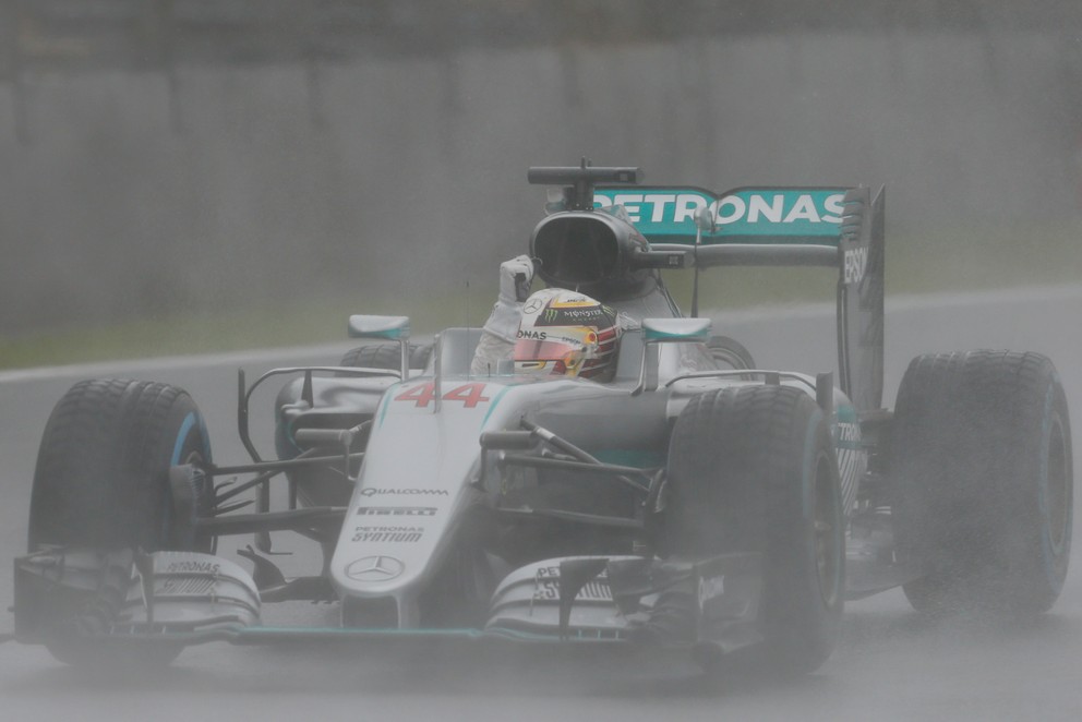 Lewis Hamilton vyhral posledné tri veľké ceny, naposledy sa tešil v daždi v Brazílii.