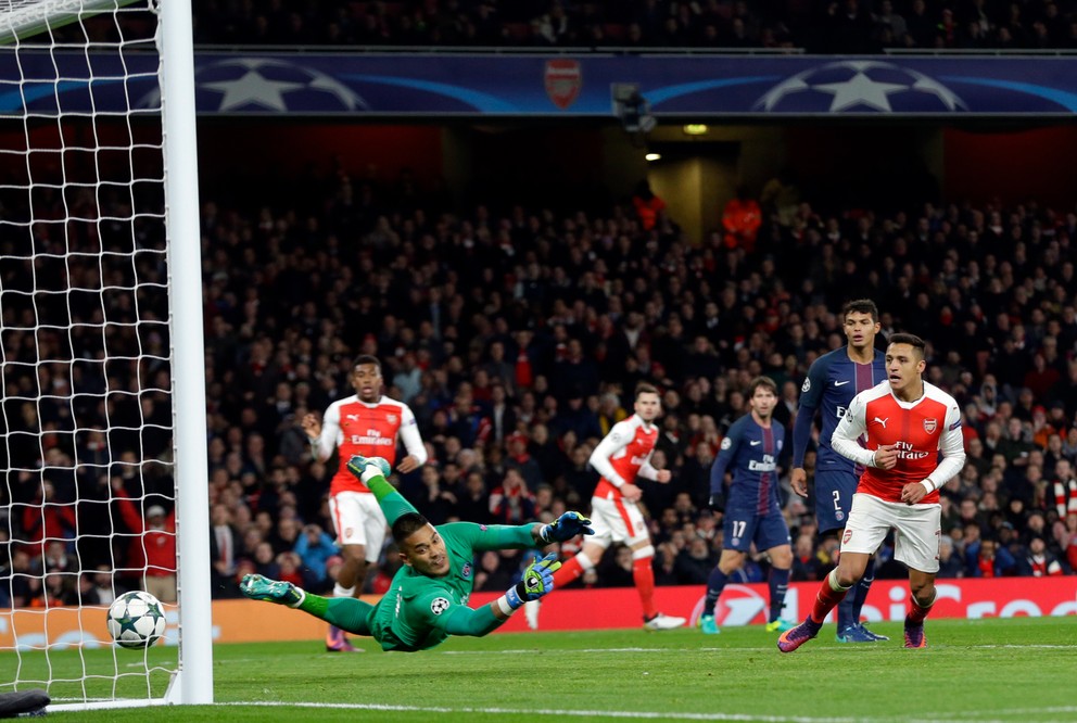 Brankár PSG Alphonse Areola dostáva jeden z dvoch gólov v zápase na ihrisku Arsenalu.